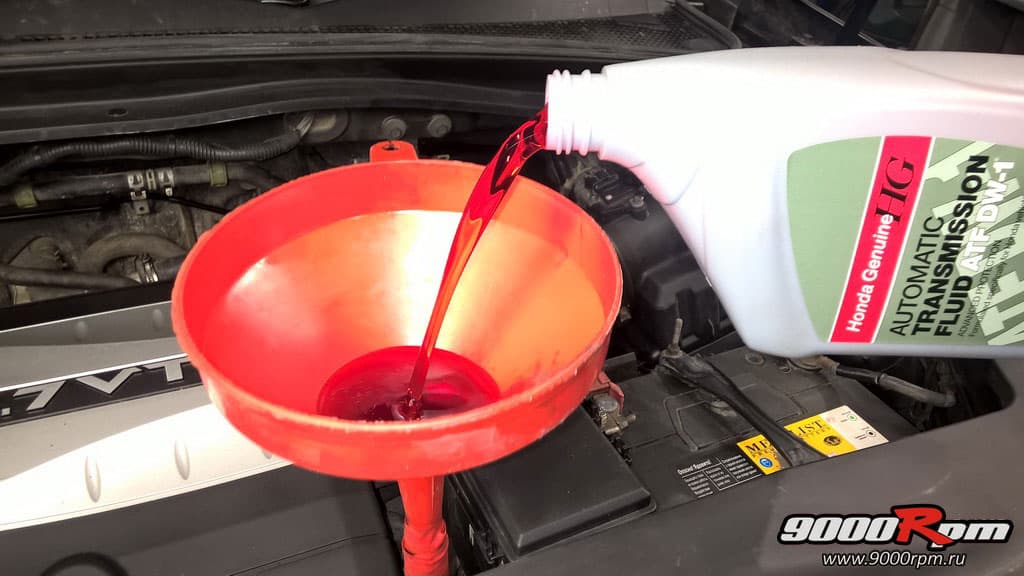 Сравните какое масло сливалось и какое новое Заливается новое масло Honda ATF-DW1
